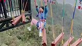 小姐姐第一次挑战高空云梯，劈腿那一刻，我都感觉到疼了！