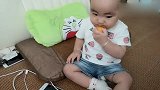 宝宝偷吃杏子，抓在手上看了一眼一口咬下去脸都变绿了