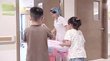 妈妈还没出产房，新生儿先抱到爸爸怀里，与爸爸肌肤相亲感受父爱