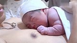 妈妈还没出产房，新生儿先抱到爸爸怀里，与爸爸肌肤相亲感受父爱