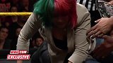 WWE-16年-泉明日香遭贾克斯偷袭 踉跄起身险些晕倒-花絮