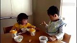 小妹妹哭闹着想吃哥哥碗里的东西，哥哥的表现让妹妹懵