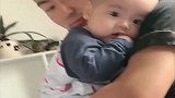 儿子刚睡醒就让爸爸抱，眼前这一幕，看得我心都萌化了