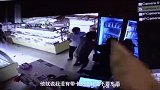 男顾客结账嫌态度不好，掌掴女店员