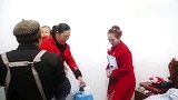 漂亮的姑娘远嫁，弟弟亲自背姐姐出门，坐婚车上哭了