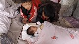 小宝宝睡着啦,俩侄子上楼来看妹妹,小侄子最后语出惊人