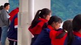 这是在天宫上学吗，学校外面云雾缭绕如仙境