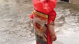 没有雨衣，也阻止不了你要去淋雨的心，这个打扮是不是足够独特？