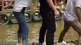 美女太拼了,衣服都拽下来了，赶紧放下来吧