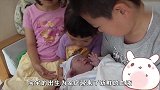 小哥哥和小姐姐看到新宝宝，气氛温馨和谐暖心了