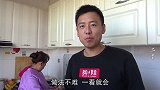 家常酸菜饺子咋包？农忙结束改善伙食，东北婆媳在炕上忙碌了起来