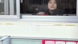 女生对着窗户照镜子，被发现后的笑容太可爱