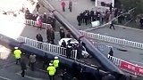 河南邓州电视塔拆除，起重臂突然断裂倾倒导致一死两伤