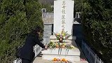 看到赵丽蓉的墓地后，再看高秀敏的墓地，网友：设计寓意不同！