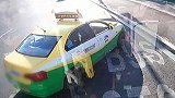 看热闹不嫌事大？乘客怂恿公交司机撞出租，公交司机还真撞了