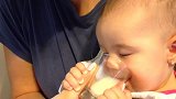宝宝从小就用杯子喝奶，现在已经驾轻就熟，小嘴的动作超可爱
