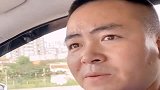 看见红灯你就兴奋，就想往前冲，咋啦，你是个牛啊？