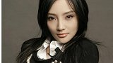 离婚后李小璐更潇洒，换新发型出席饭局，和众人对饮豪气十足