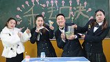 短剧；老师让学生背乘法口诀，奖励糖果，小楠把老师都给背睡着了