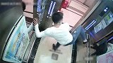 广东佛山：电梯内练绝世武功！醉汉一顿生猛操作3万元没了