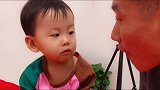 虎爸故意套路两岁女儿的糖果，最后女儿说完了，我气吐血了