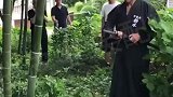日本男人演示用武士刀劈竹子，一套操作还挺讲究的