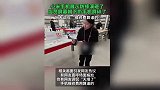 小米店员展示手机防摔功能真碎了