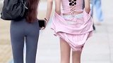 这是什么逆天身材，两个大长腿，你会选哪个做女朋友？