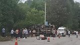 四川一货车与摩托车擦挂侧翻致3死2伤 目击者：人躲闪不及