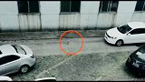 监控拍下一位非常严谨的老司机！