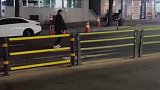 男子本想跳跃护栏，没想护栏是塑料做的