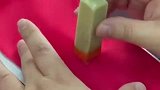 利用高端印泥和金箔，把印章盖在丝带上，像极了篆刻艺术