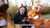 熊出没真人版：翠花口渴找水喝，刚好看到光头强有可乐，太好了