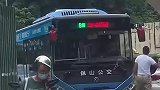 轿车司机打砸公交车，导致交通拥堵