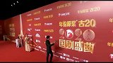 罗晋参加盛典红毯，一身黑色西装优雅