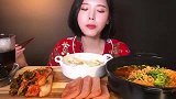 吃拉面+午餐肉+泡菜，津津有味