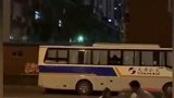 情侣吵架后，高兴的手舞足蹈，女孩终于解脱了