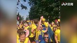 瑞典球迷赛场外集合 齐喊口号气势磅礴