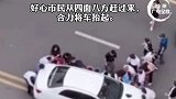 重庆滑板男生被卷车底众人合力抬车救人