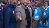 比利时赛后队内会议，主教练手指摄像机要求别拍