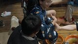 杨紫做客蘑菇屋，彭彭重现沐浴之王按脚技能，张艺兴杨紫同款睡裤