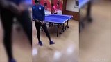 专业水平！阿奇姆彭和小区阿姨打乒乓 网友：比我厉害多了