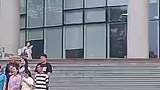 幼儿园小朋友与大学毕业生在校园相遇！镜头一转，就像走过了整个“少年时代”