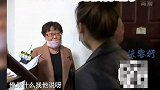 楼梯被砸五年，楼上业主爬梯子回家。砸梯人：楼梯是俺的你怎么看