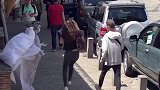 小哥坐在街角穿着奇怪的衣服，吓得路人魂不守舍