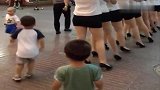 小家伙跟着美女一起跳舞，看样子真投入，真让人哭笑不得！