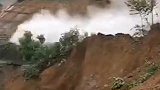 恐怖！约200万方山体整体缓缓下移，山坡下的人大喊：快走