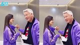 50岁张庭高调秀恩爱！穿情侣装跳双人舞，林瑞阳扭腰转圈好享受