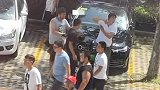 49岁张嘉译拍戏被偶遇，驼背蹬三轮车挺肚子发福明显，让人心疼
