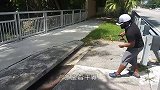 男子在马路旁的下水道钓鱼，竟然扯上来”大货“，这下赚翻了！